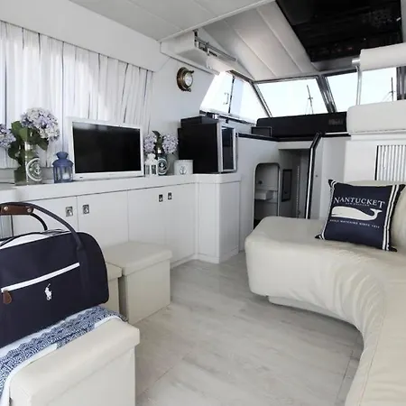 Yatch Hotel na wodzie