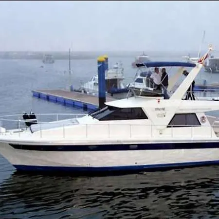 Yatch *